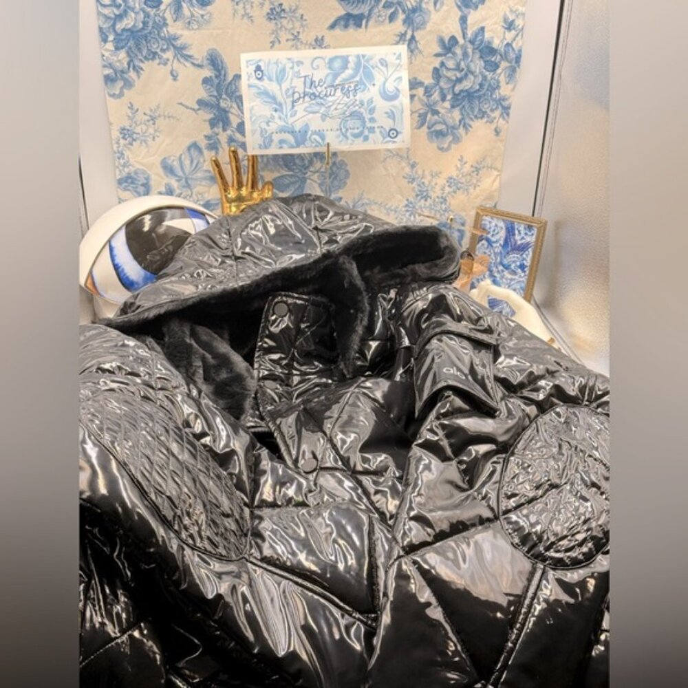 🆕 ALO YOGA 🧿 NWOT Snomoto Puffer Jacket, Black Patent Finish - Sz L / US 12-14 - Picture 2 of 16